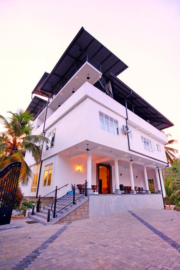 Lavenro Hotel & Resort Deniyaya Luaran gambar